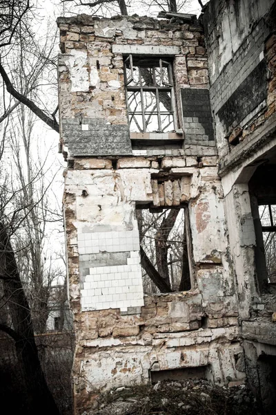 As ruínas do edifício destruído — Fotografia de Stock
