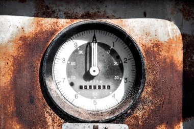 Eski paslı Rus yakıt istasyonu