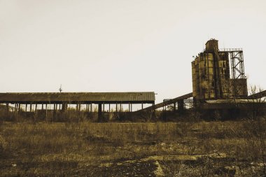 bir çimento fabrikası kalıntıları