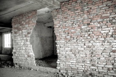 Eski bir tuğla duvara kırmak