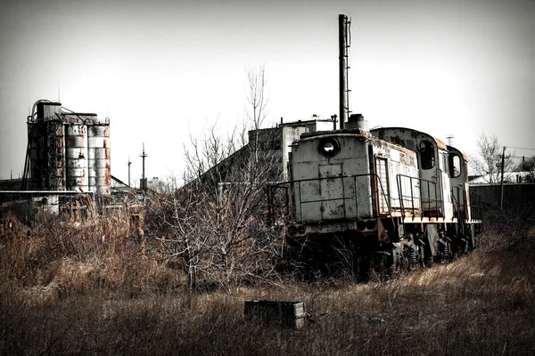 Locomotora de tren en las ruinas —  Fotos de Stock