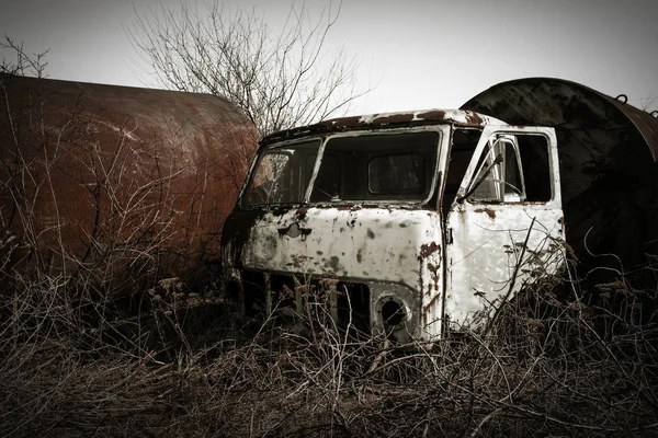 Velho caminhão enferrujado táxi em ruínas — Fotografia de Stock