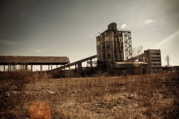 Ruinas de una planta de cemento —  Fotos de Stock