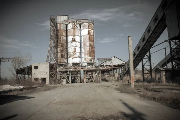 Ruinas de una planta de cemento —  Fotos de Stock