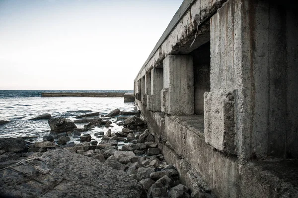 A tenger a régi elhagyott pier — Stock Fotó