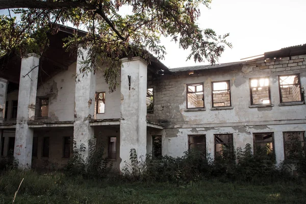 Zweistöckiges Haus aufgegeben — Stockfoto