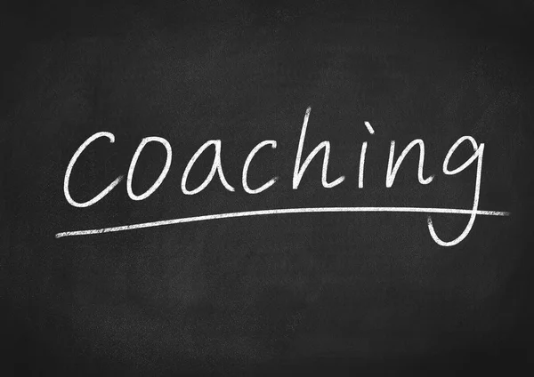 Texto do conceito de coaching no fundo do quadro negro — Fotografia de Stock