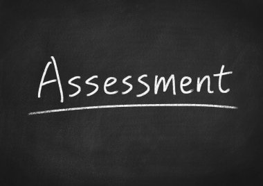 değerlendirme kavramı kelime yazı tahtası arka plan üzerinde