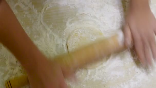 Dokonywanie ciasta do pizzy w domu. — Wideo stockowe