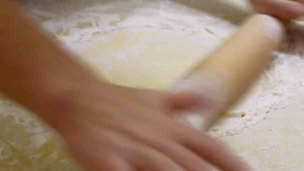 Виготовлення тіста для домашньої піци . — стокове відео