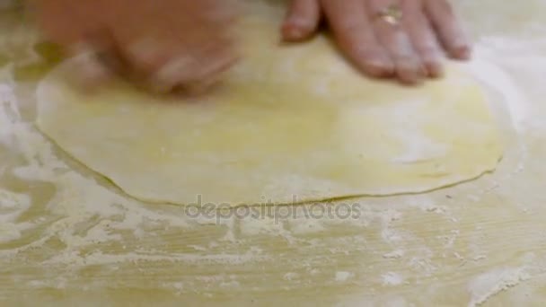 Виготовлення тіста для домашньої піци . — стокове відео