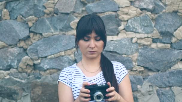 Morena chica hipster ajustar una cámara vintage — Vídeos de Stock