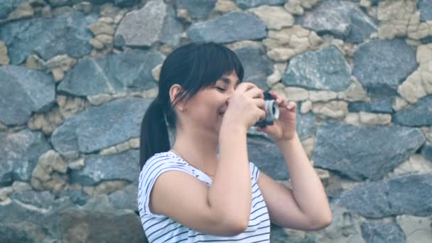 Brunette hipster girl with a vintage camera — Stock Video