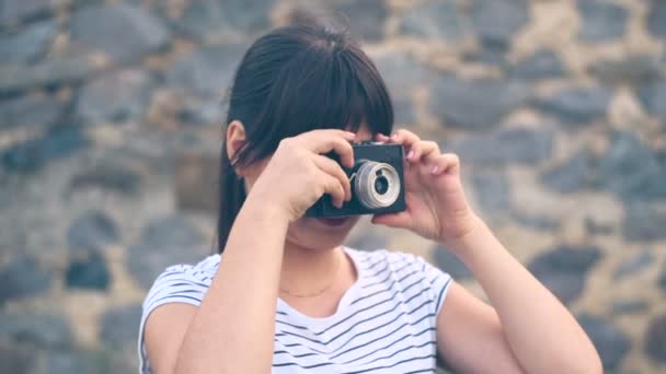 Bruna hipster ragazza con una fotocamera vintage — Video Stock