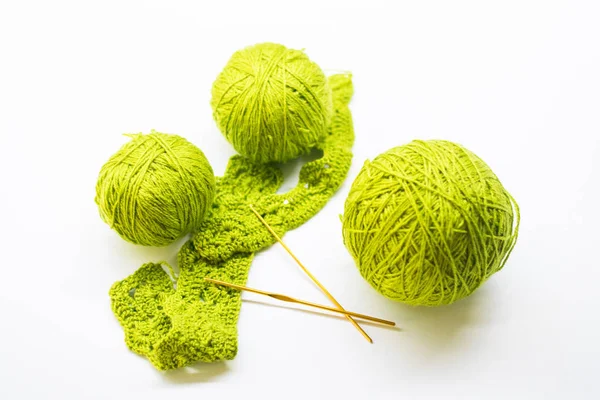 Bola de lã feita de fios e agulhas de tricô — Fotografia de Stock