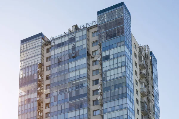 Multi appartement wooncomplex met windows — Stockfoto