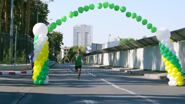 Oekraïne, Kharkiv-augustus 20, 2017: Marathon van de liefdadigheid van — Stockvideo