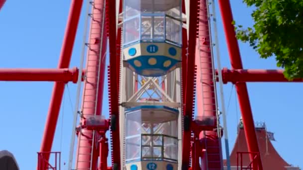 Ferris roue dans le parc d'attractions — Video