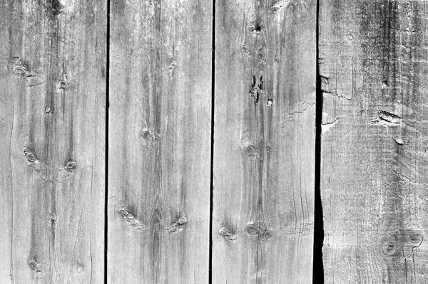 Textura de una vieja cerca gris de madera con una tabla áspera — Foto de Stock