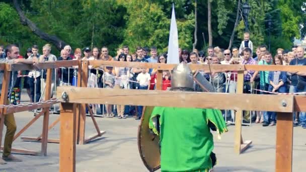 Oekraïne, Kharkov, 24 augustus 2017: Full Hd-Video. Ridder toernooi. Bestrijding van zwaarden in zware harnassen — Stockvideo