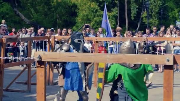 Ucrania, Kharkov Agosto 24, 2017: Vídeo Full HD. Torneo de caballeros. Combate con espadas en armadura pesada — Vídeo de stock