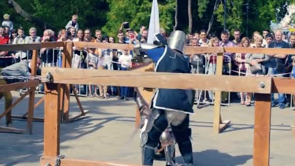 Oekraïne, Kharkov, 24 augustus 2017: Full Hd-Video. Ridder toernooi. Bestrijding van zwaarden in zware harnassen — Stockvideo