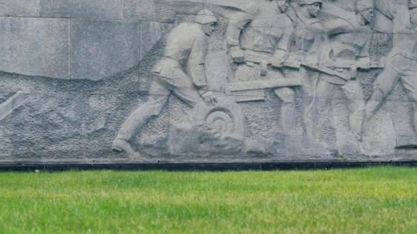 Ukraine, Kharkov, 27 août 2017 : Mur commémoratif en pierre de la mémoire des soldats tombés au combat — Video