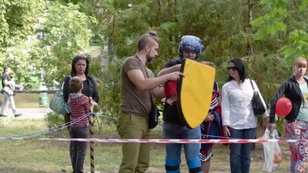 Amadores treinando lutas de cavaleiros. Treinamento no parque central no verão . — Vídeo de Stock