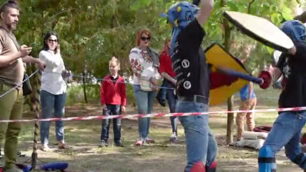 Amadores treinando lutas de cavaleiros. Treinamento no parque central no verão . — Vídeo de Stock