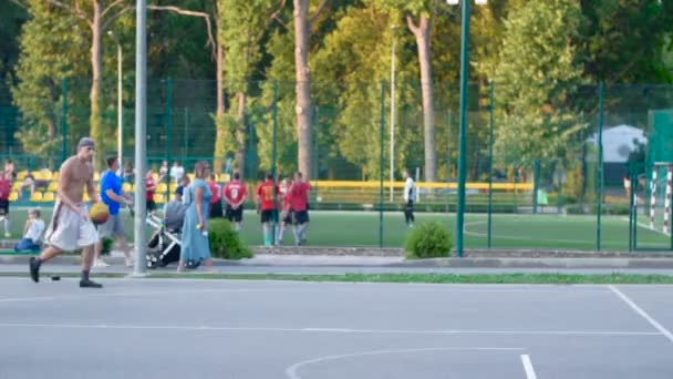 Ukraine Kharkiv Oktober 2017 Ein Spieler Streetball Macht Einen Slam — Stockvideo