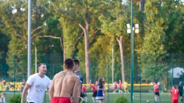 Україна Харків бакалійної продукції 1, 2017: Гравець у стрітбол робить slam dunk — стокове відео