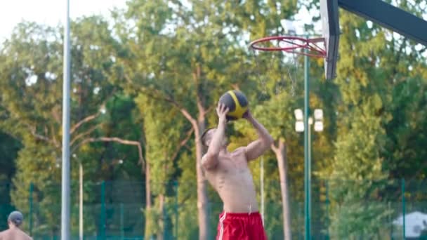 Seorang pemain bola jalanan membuat slam dunk — Stok Video