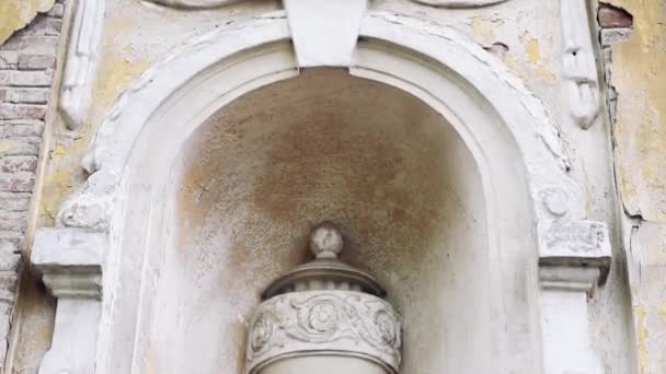 Vídeo Full HD. Escultura de una antigua fachada solariega abandonada — Vídeos de Stock