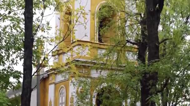 Κάθετο πανόραμα της ορθόδοξης εκκλησίας σε ένα μικρό χωριό. Ιστορικό βίντεο — Αρχείο Βίντεο