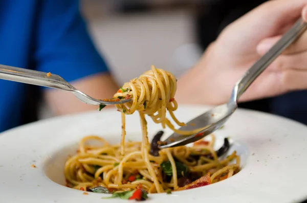 Spagetti müşteri tarafından yiyor