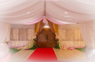 düğün töreni giriş dekorasyon çiçek ve peacook çiçek