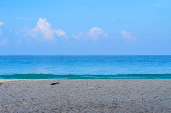 Cielo Azzurro Con Mare Azzurro Sabbia Spiaggia — Foto Stock