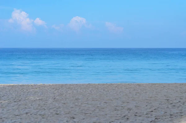 Cielo Azzurro Con Mare Azzurro Sabbia Spiaggia — Foto Stock