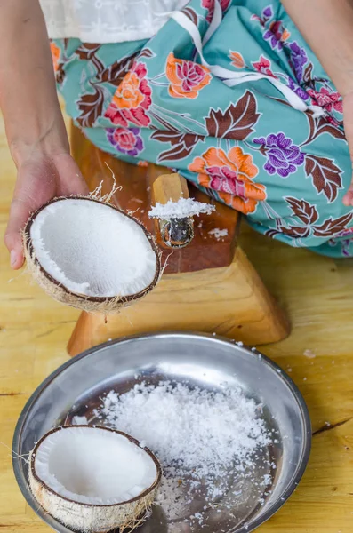 Una Dama Local Tailandesa Está Raspando Coco Para Hacer Leche —  Fotos de Stock