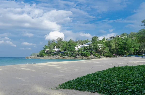 ビーチ 青い海青い空とカタビーチ プーケット タイで朝時間夏の雲 — ストック写真