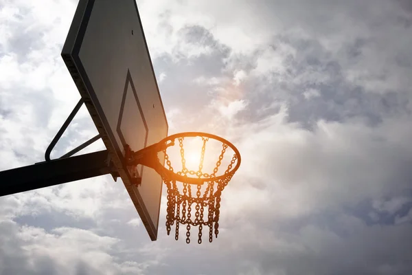 Basketbalový koš a obloha — Stock fotografie