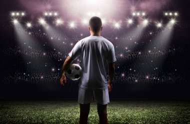 Stadyumda top oynayan futbolcu