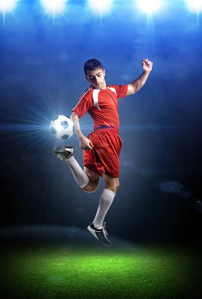 Der Fußballer in Aktion im Stadion. — Stockfoto