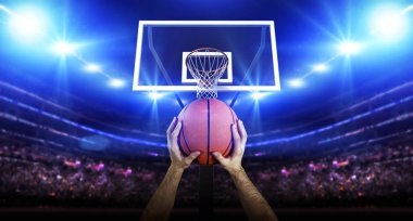 Topu olan basketbol oyuncusu