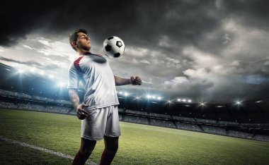 Futbolcu dayanacak stadyum göğsünde bir top