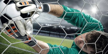 Kaleci topu stadyumda yakalar