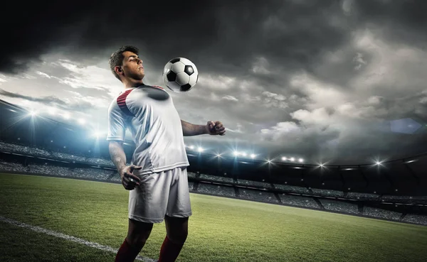 Fußballer hält Ball im Stadion mit der Brust fest — Stockfoto