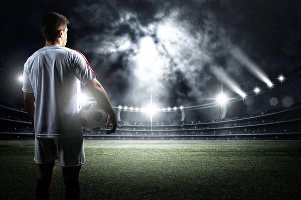 Fußballer mit Ball im Stadion — Stockfoto