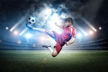 Futbolcu stadyumda tekmeliyor