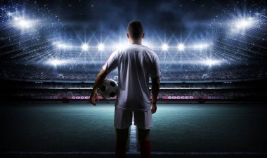 futbolcu alan stadyum üzerinde topu ile